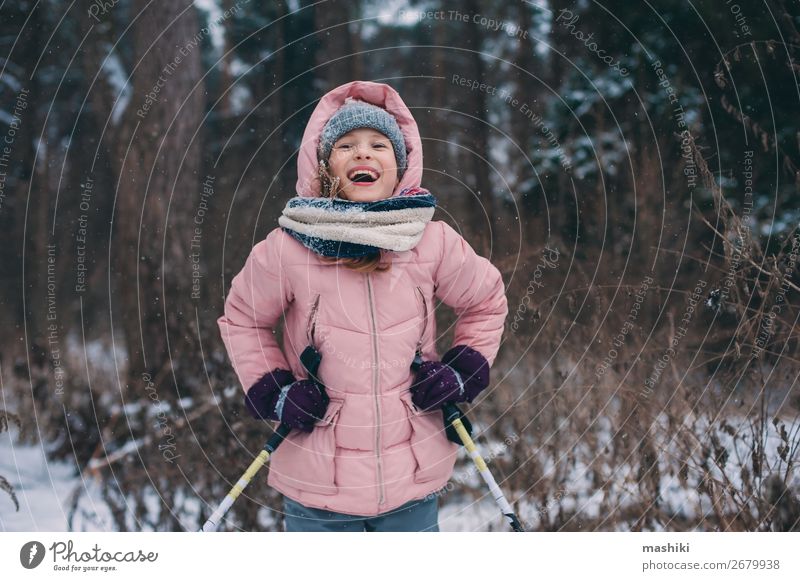 fröhliches Kind Mädchen Skifahren im Winter Schneewald Freude Freizeit & Hobby Ferien & Urlaub & Reisen Abenteuer Sport Jugendliche Landschaft Wald wild