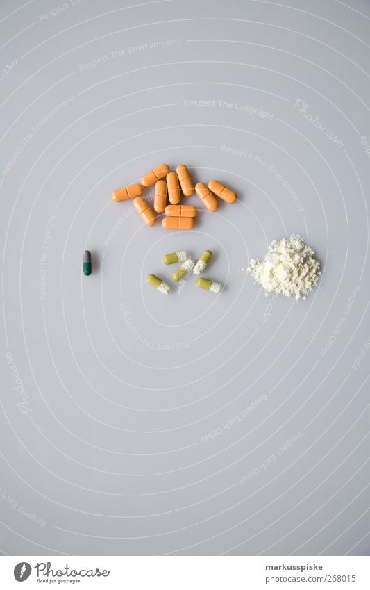 siege mit substanz Gesundheit Medikament Doping Dopingkontrolle Kapsel Kokain Rauschmittel Drogensucht drogenabhängig Textfreiraum unten Vor hellem Hintergrund