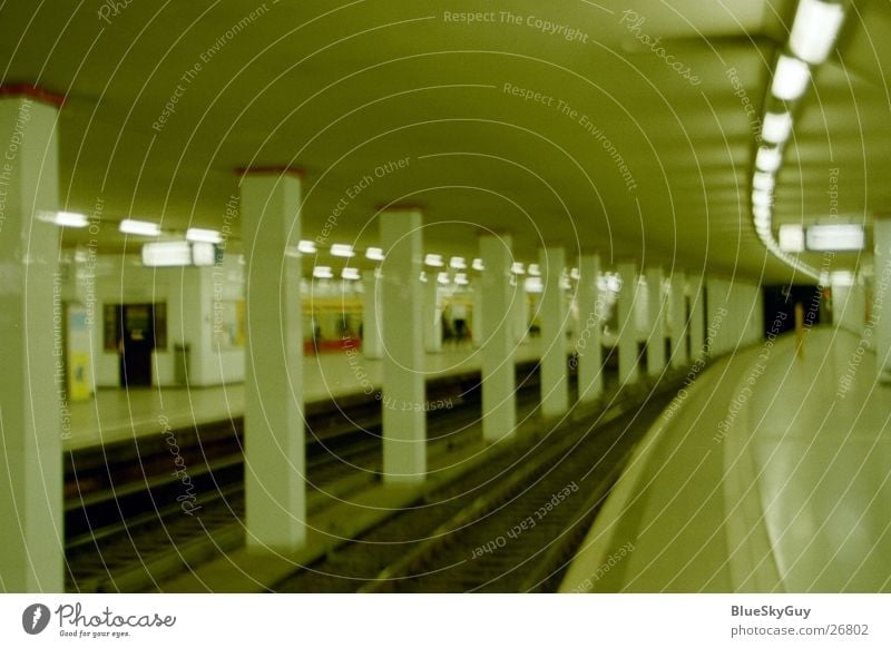 come in Tunnel Gleise U-Bahn Verkehrsmittel dunkel Untergrund Architektur Bahnhof