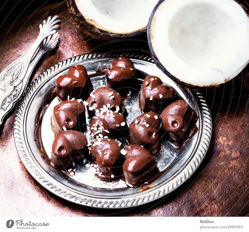 Schokoladenbonbons mit Kokosnuss Bonbon Herz Dessert süß braun dunkel melken Kakao Zucker Nahaufnahme Sortiment Kalorie Konfekt Trüffel Kopfgeld Feiertag
