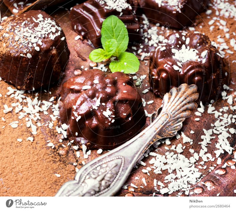 Schokoladenbonbon mit Kokosnuss Bonbon Dessert süß braun dunkel melken Kakao Zucker Pralinen Sortiment Kalorie Konfekt Trüffel Versuchung Feiertag Valentinsgruß