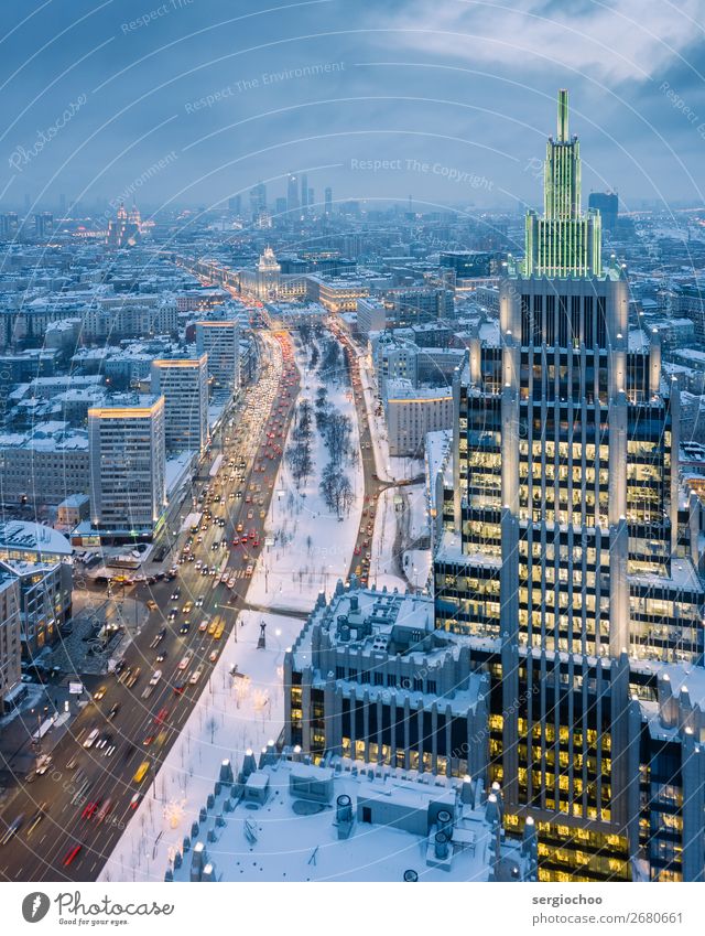 auf der Schulter des Riesen stehend. Moskau Russland Europa Stadt Hauptstadt Stadtzentrum Skyline überbevölkert Hochhaus Turm Architektur Verkehr Ampel schön