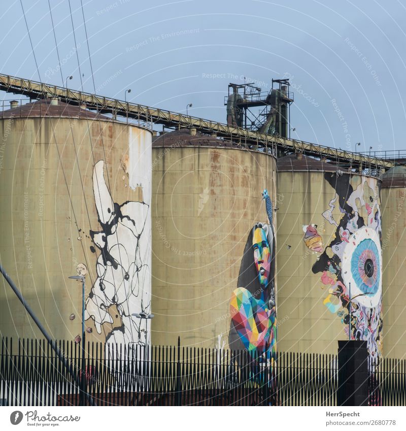 Verschönerungsversuch Kunst Kunstwerk Gemälde Catania Industrieanlage Fabrik Bauwerk Gebäude Architektur Graffiti ästhetisch außergewöhnlich groß Stadt Zylinder