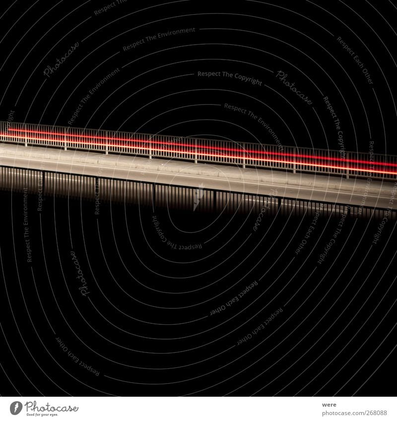 Brücke in die Nacht Nachtleben Menschenleer Bauwerk Gebäude Verkehr Verkehrsmittel Verkehrswege Personenverkehr Öffentlicher Personennahverkehr Berufsverkehr