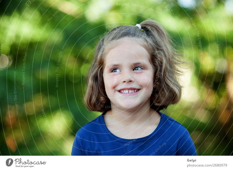 Süßes kleines Mädchen auf dem Park Lifestyle Freude Glück schön Gesicht Sommer Kind Mensch Frau Erwachsene Kindheit Natur Pflanze Blume blond Lächeln