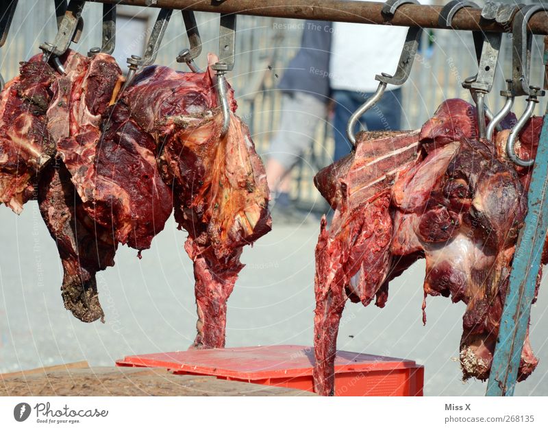 Festmahl Lebensmittel Fleisch hängen Fleischskandal Fliege Metzgerei Blut Rindfleisch Haken verdorben Futter Farbfoto Außenaufnahme Menschenleer