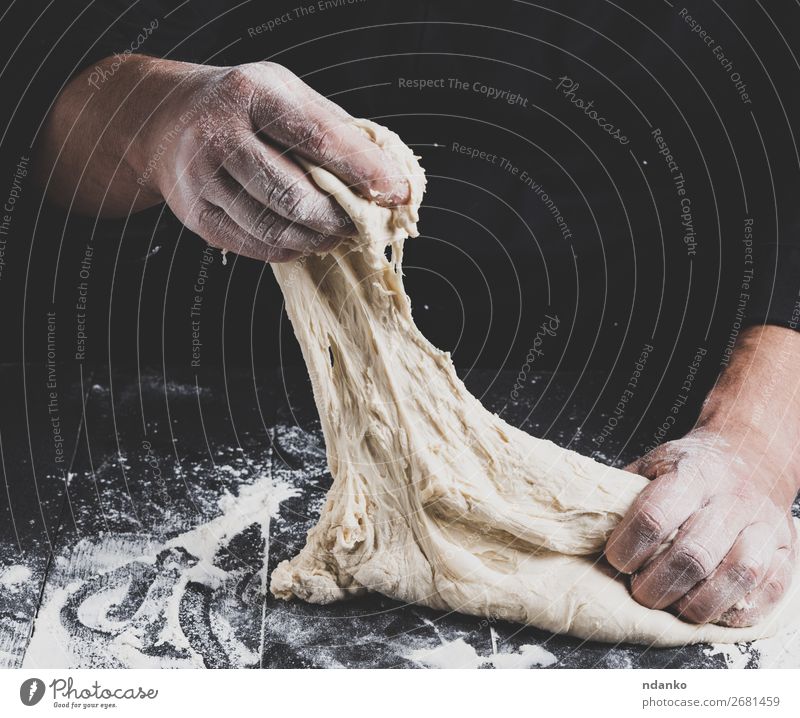 männliche Hände ersetzen weißen Weizenmehlteig Teigwaren Backwaren Brot Ernährung Küche Koch Mann Erwachsene Hand 30-45 Jahre Holz machen schwarz Tradition