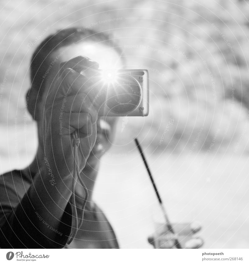 Touché Fotokamera hell blitzen Zufall Auslöser Fotografieren Schwarzweißfoto Hintergrund neutral Blitzlichtaufnahme Gegenlicht Zentralperspektive Sonnenlicht