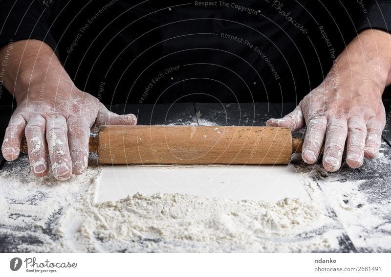 Holznudelholz in männlichen Händen Teigwaren Backwaren Brot Tisch Küche Koch Mensch Hand machen schwarz weiß rollierend Pizza Mehl Stecknadel Bäckerei
