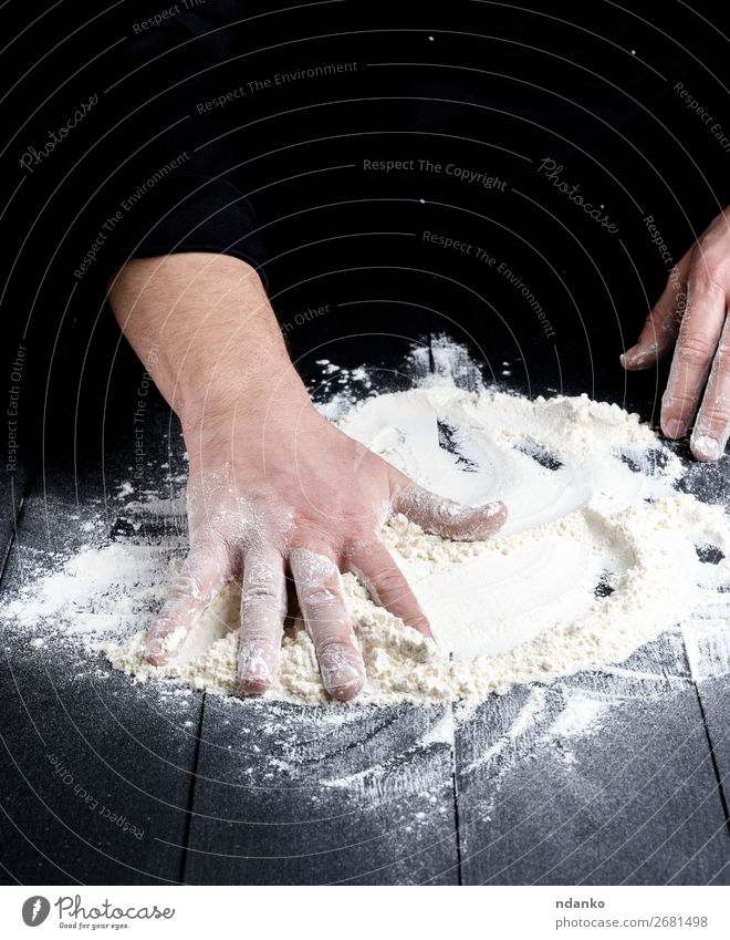 weißes Weizenmehl auf einem schwarzen Holztisch Teigwaren Backwaren Brot Tisch Küche Arbeit & Erwerbstätigkeit Koch Mensch Hand machen dunkel Mehl Bäcker