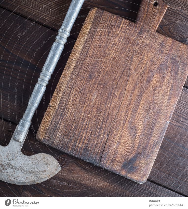 Eisenbeil zum Schneiden von Fleisch oder Gemüse Messer Küche Werkzeug Holz Metall Stahl Rost alt dreckig retro braun Antiquität Hintergrund Klinge Holzplatte