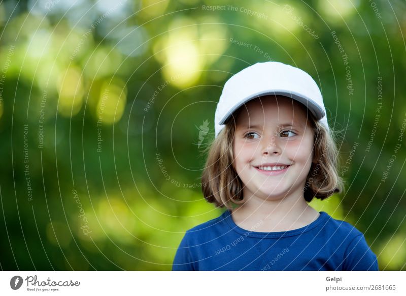 Kleines süßes Mädchen mit einer Mütze im Park. Freude Glück schön Gesicht Leben Erholung Freizeit & Hobby Ferien & Urlaub & Reisen Freiheit Camping Sommer Kind