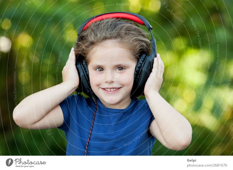 Kleines Mädchen mit Kopfhörer draußen Lifestyle Freude Glück schön Freizeit & Hobby Spielen Sommer Musik Kind Technik & Technologie Mensch Frau Erwachsene