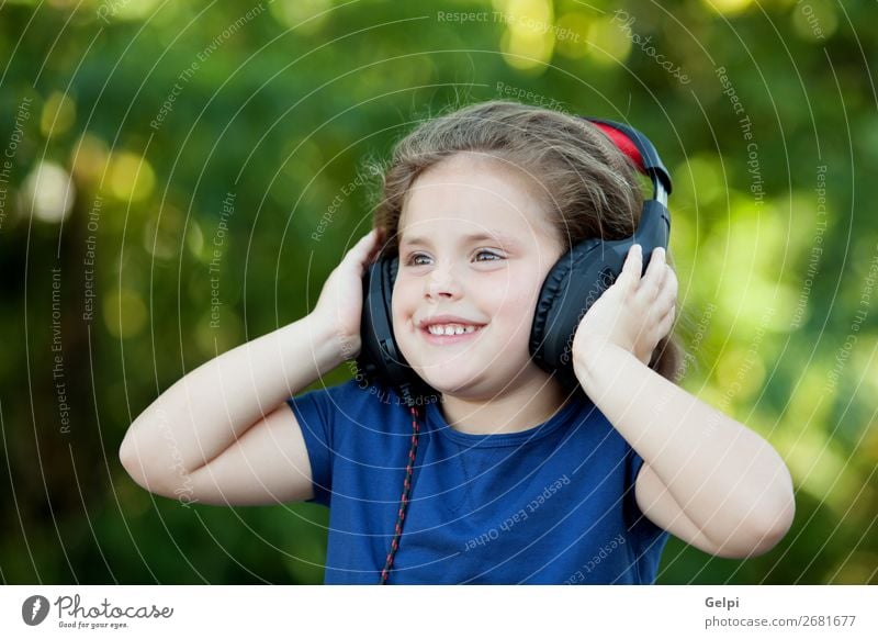 Kleines Mädchen mit Kopfhörer draußen Lifestyle Freude Glück schön Freizeit & Hobby Spielen Sommer Musik Kind Technik & Technologie Mensch Frau Erwachsene
