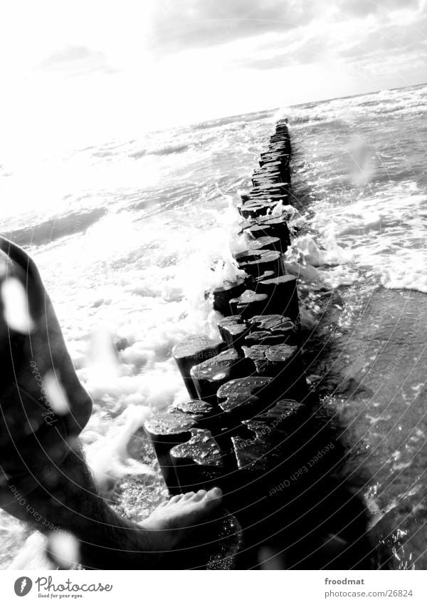 Gleichgewichtstrainingseinheit Meer Strand Wellen Gischt spritzen unbestimmt Barriere Holz Wolken Überbelichtung Zufriedenheit vorwärts schwarz weiß Horizont