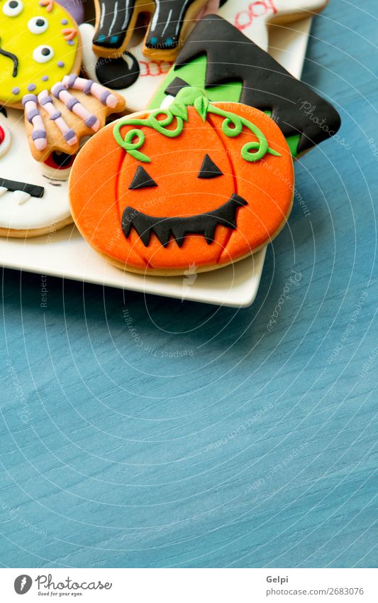 Halloween-Kekse mit verschiedenen Formen Dessert Teller Freude Gesicht Dekoration & Verzierung Tisch Feste & Feiern Herbst Katze Spinne Holz gruselig lecker