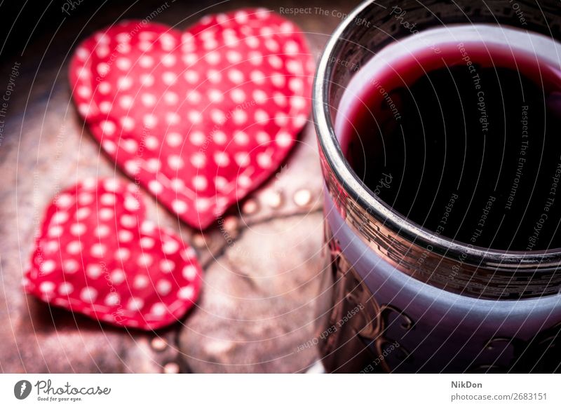 Wein und symbolisches Herz Valentinsgruß Liebe Feier Glas Alkohol Romantik trinken Feiertag Tag Getränk Symbol romantisch feiern Datierung Jahrestag