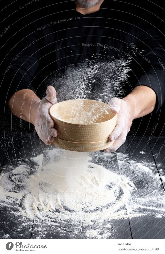 Holzsieb mit Mehl in Männerhänden Teigwaren Backwaren Brot Ernährung Tisch Küche Koch Mensch Mann Erwachsene Hand 30-45 Jahre Sieb Bewegung machen frisch