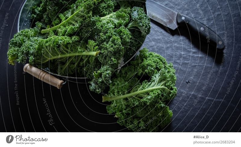 Frischer Grünkohl auf schneidebrett Lebensmittel Gemüse Salat Salatbeilage Kohl Grünkohlblatt Schalen & Schüsseln Messer Lifestyle Gesundheit Gesunde Ernährung