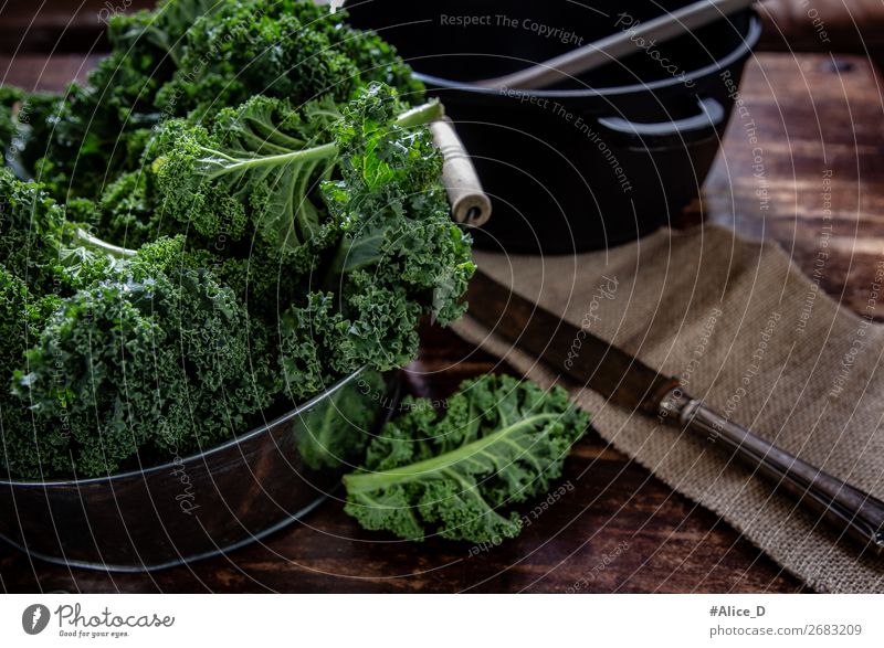 Frischer Grünkohl zum Kochen vorbereiten Lebensmittel Gemüse Salat Salatbeilage Grünkohlblatt Kohl Bioprodukte Vegetarische Ernährung Diät Fasten
