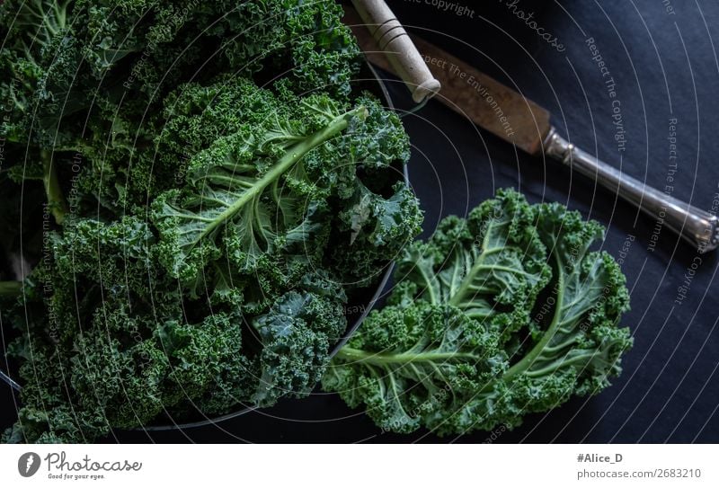 Frischer Grünkohl auf schwarzen hintergrund Lebensmittel Gemüse Salat Salatbeilage Grünkohlblatt Kohl Ernährung Bioprodukte Vegetarische Ernährung Diät Fasten