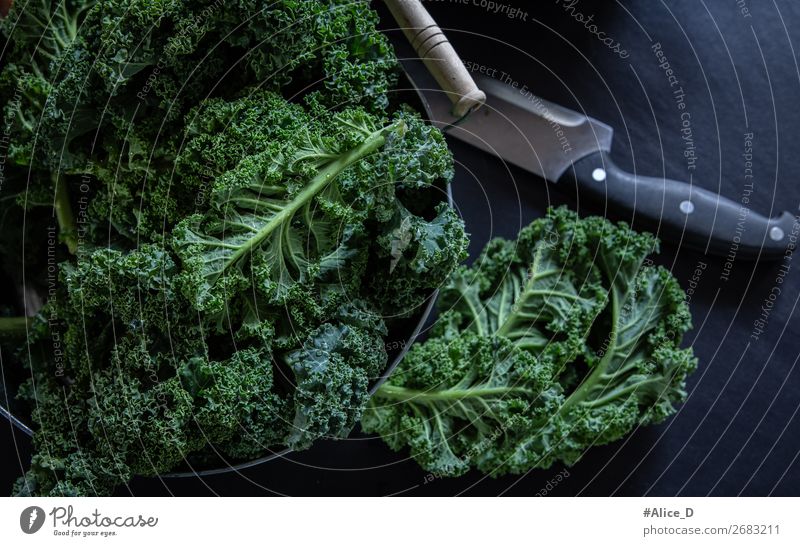 Frischer Grünkohl Wintergemüse Lebensmittel Gemüse Salat Salatbeilage Kohl Grünkohlblatt Bioprodukte Vegetarische Ernährung Diät Fasten Schalen & Schüsseln