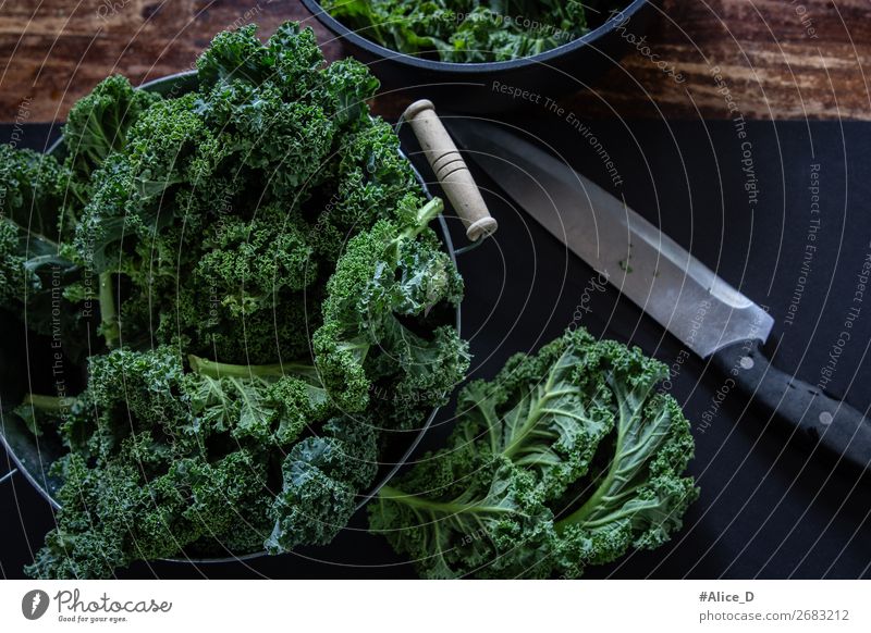 Frischer Grünkohl auf Schneidebrett Lebensmittel Gemüse Salat Salatbeilage Kohl Grünkohlblatt Ernährung Bioprodukte Vegetarische Ernährung Diät