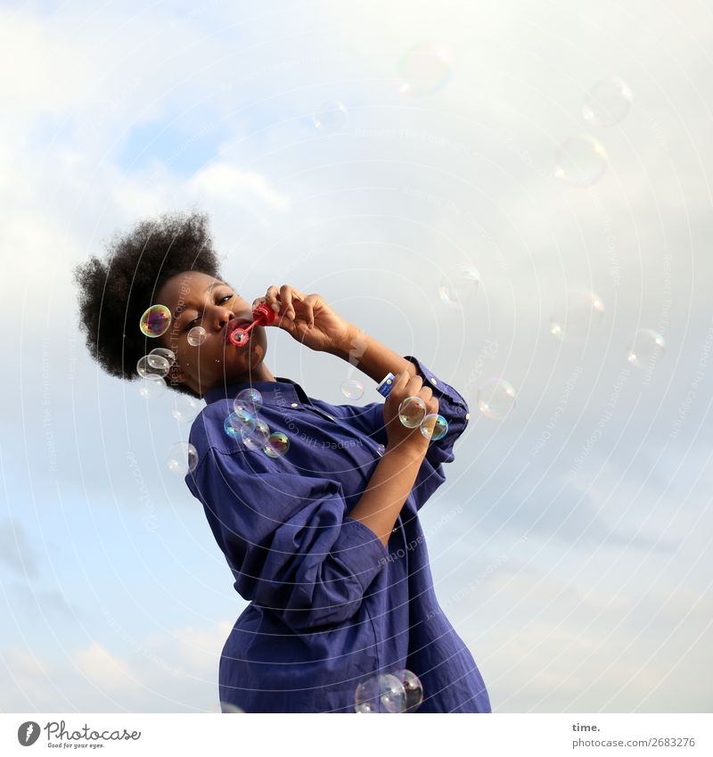 4900 soapbubbles feminin Frau Erwachsene 1 Mensch Himmel Wolken Schönes Wetter Hemd schwarzhaarig Afro-Look Dekoration & Verzierung Seifenblase Kugel Tropfen