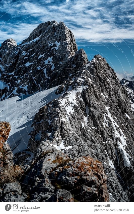 Blick vom Dachstein auf den Gebirgsgrat zum Dirndl (hochkant) Schnee Berge u. Gebirge wandern Schönes Wetter Felsen Alpen Gipfel muskulös stark Kraft