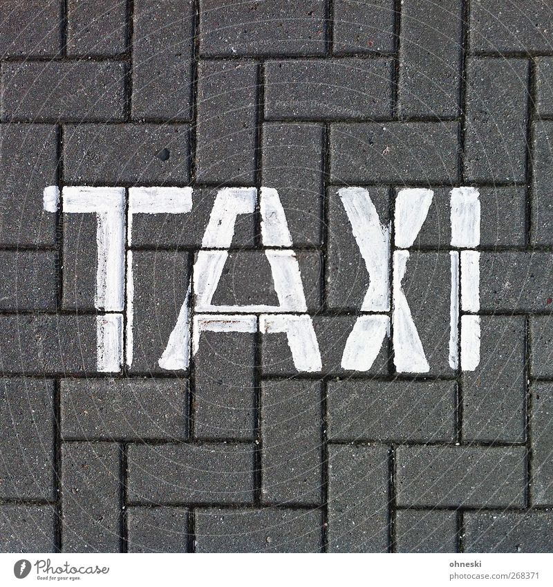 ...nach Paris Verkehrsmittel Personenverkehr Autofahren Straße Taxi Stein Zeichen Schriftzeichen Schilder & Markierungen Farbfoto Gedeckte Farben Außenaufnahme