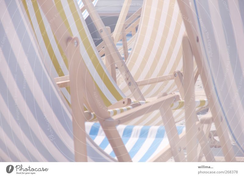 Leere Liegestühle in der Sonne Strand Liegestuhl Erholung hell Freizeit & Hobby Langeweile gestreift Pastellton leer Wärme Menschenleer Lifestyle Sommerurlaub