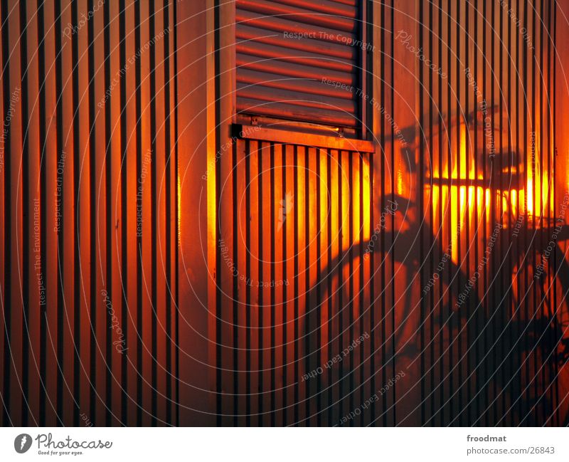 Fahrrad Sonnenuntergang Jalousie Streifen Fenster Bronze Silhouette geschlossen Fassade Blech unterwegs Bewegung Umweltschutz niedlich Sommer vertikal