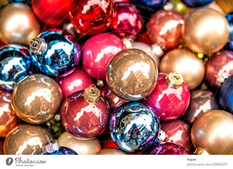 bunte Christbaumkugeln auf einem Weihnachtsmarkt Design Dekoration & Verzierung Weihnachten & Advent Ornament mehrfarbig Glaskugeln Baumschmuck