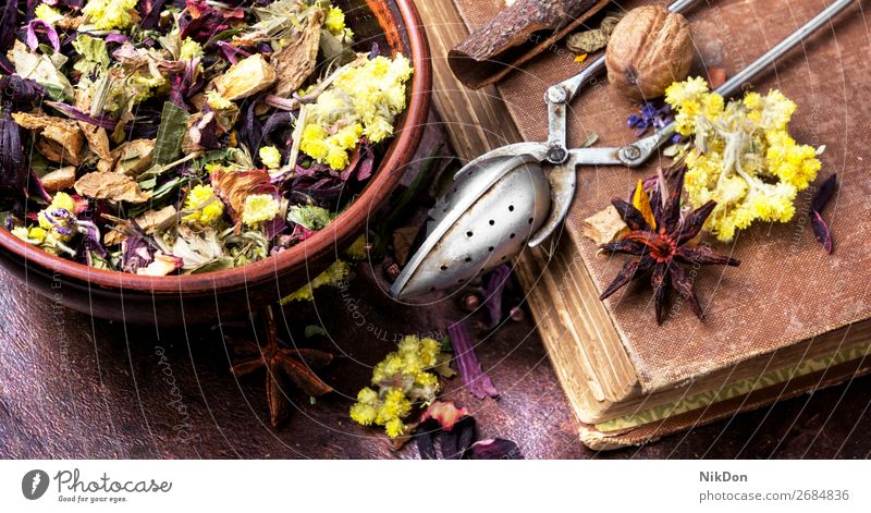 Trockener Kräutertee Tee Blatt trinken Kraut Gesundheit natürlich trocknen Kräuterbuch rustikal Antioxidans Pflanze Blume aromatisch Löffel Haufen Aroma