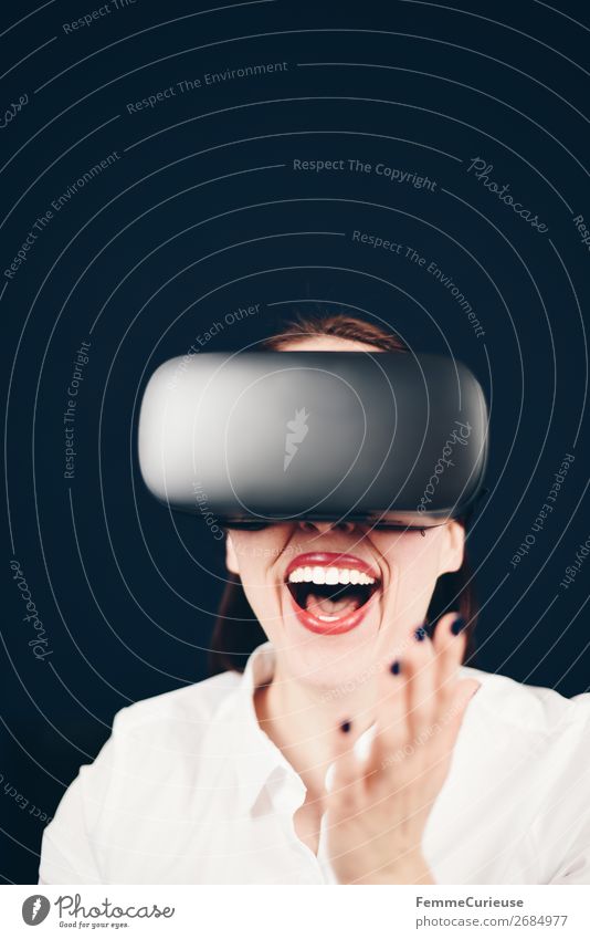 Woman with VR glasses Lifestyle Technik & Technologie Unterhaltungselektronik Fortschritt Zukunft feminin 1 Mensch 18-30 Jahre Jugendliche Erwachsene