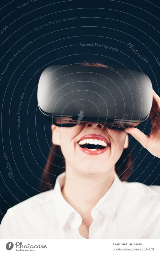 Woman with VR glasses Lifestyle Freizeit & Hobby Technik & Technologie Unterhaltungselektronik Fortschritt Zukunft feminin 1 Mensch 18-30 Jahre Jugendliche