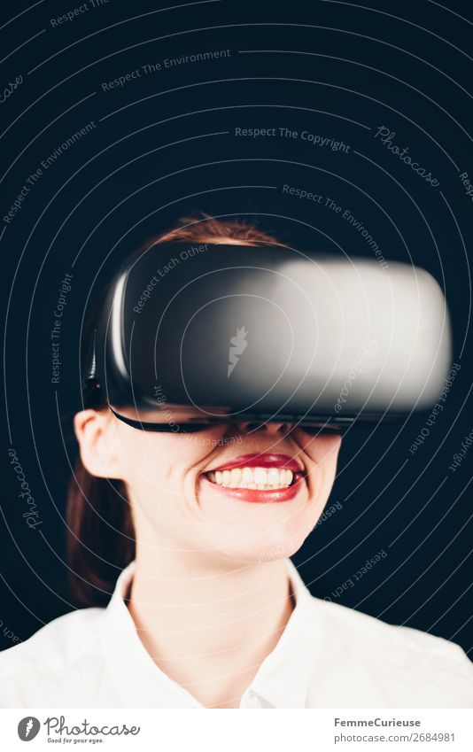 Woman with VR glasses Lifestyle Freizeit & Hobby feminin 1 Mensch 18-30 Jahre Jugendliche Erwachsene 30-45 Jahre Surrealismus Virtual reality virtuell wirklich