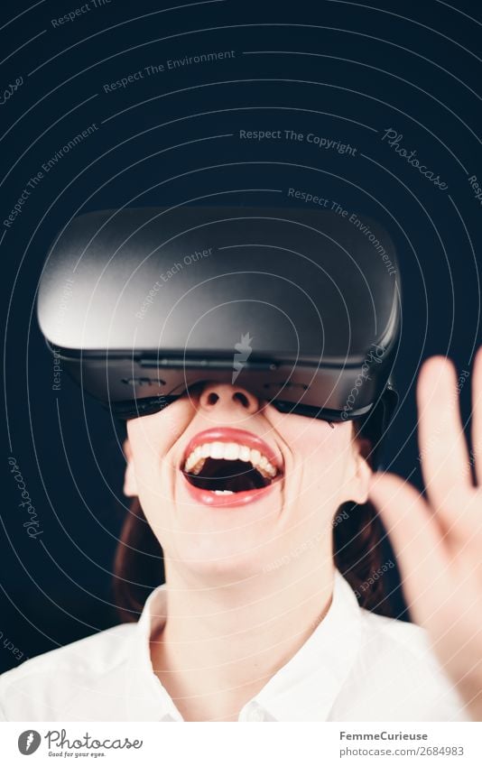 Woman with VR glasses Lifestyle Freizeit & Hobby Technik & Technologie Unterhaltungselektronik Fortschritt Zukunft feminin Frau Erwachsene 1 Mensch 18-30 Jahre