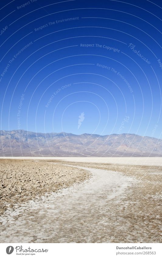 CA l 09:48 bei 39 °C Natur Erde Wolkenloser Himmel Klima Wärme Dürre Felsen Berge u. Gebirge Wüste Death Valley National Park außergewöhnlich bedrohlich heiß
