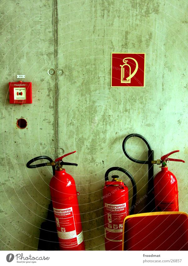 sicher ist sicher Feuerlöscher Wand Hinweisschild rot Beton Alarm Dinge Feueralarm Sull