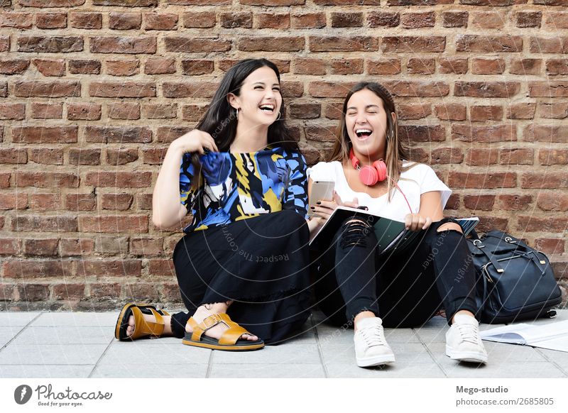 Junge Studenten lachen und lernen Lifestyle Freude Glück schön Studium sprechen Telefon PDA Technik & Technologie Frau Erwachsene Freundschaft Menschengruppe