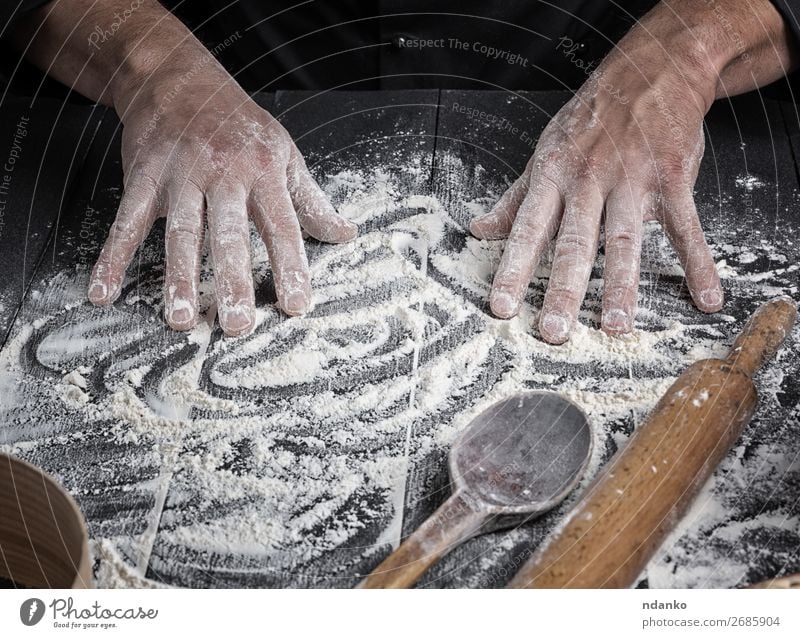 Männerhände rühren das weiße Weizenmehl um. Teigwaren Backwaren Brot Löffel Tisch Küche Arbeit & Erwerbstätigkeit Mensch Mann Erwachsene Hand Holz machen dunkel