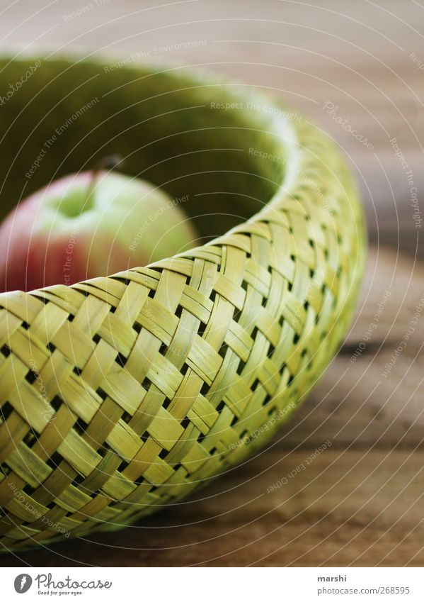 Apfel im Korb Lebensmittel Frucht Ernährung grün Nahaufnahme Gesundheit Dekoration & Verzierung Holztisch Häusliches Leben Bast Farbfoto Innenaufnahme Tag