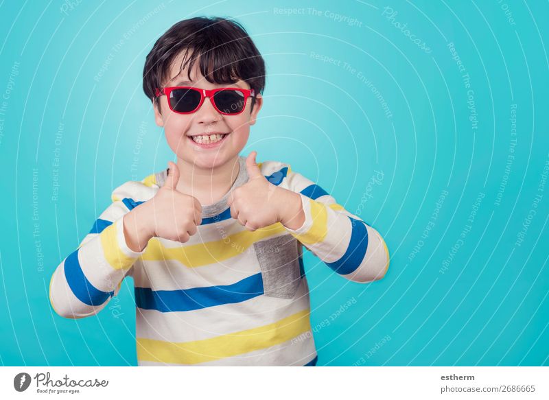 lächelnder Junge mit Sonnenbrille Lifestyle Freude Glück Sommer Mensch maskulin Kind Kindheit 1 8-13 Jahre Accessoire Feste & Feiern Lächeln Coolness