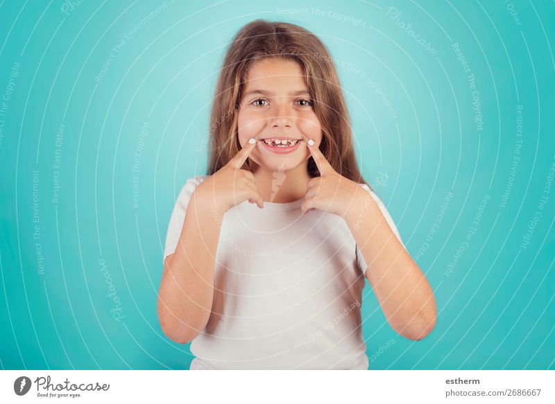 kleines Mädchen, das lächelt Lifestyle Freude Wellness Erfolg Mensch feminin Kindheit Zähne 1 8-13 Jahre Fitness Lächeln lachen Wachstum Coolness Freundlichkeit