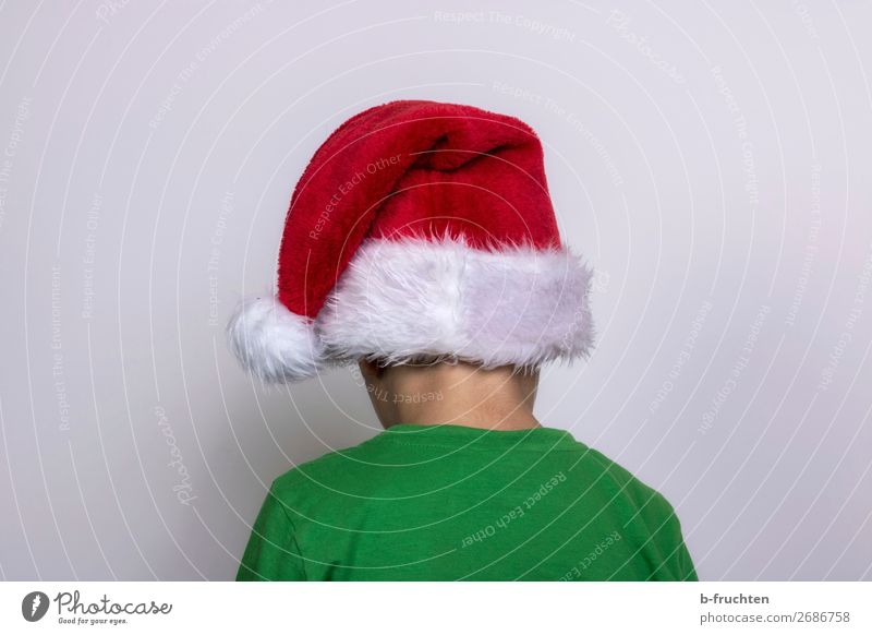 Nein, heute nicht! Weihnachten & Advent Kind Kopf Rücken 1 Mensch T-Shirt Mütze stehen dreckig dunkel grün rot Langeweile Unlust Nikolausmütze Wegsehen Wand