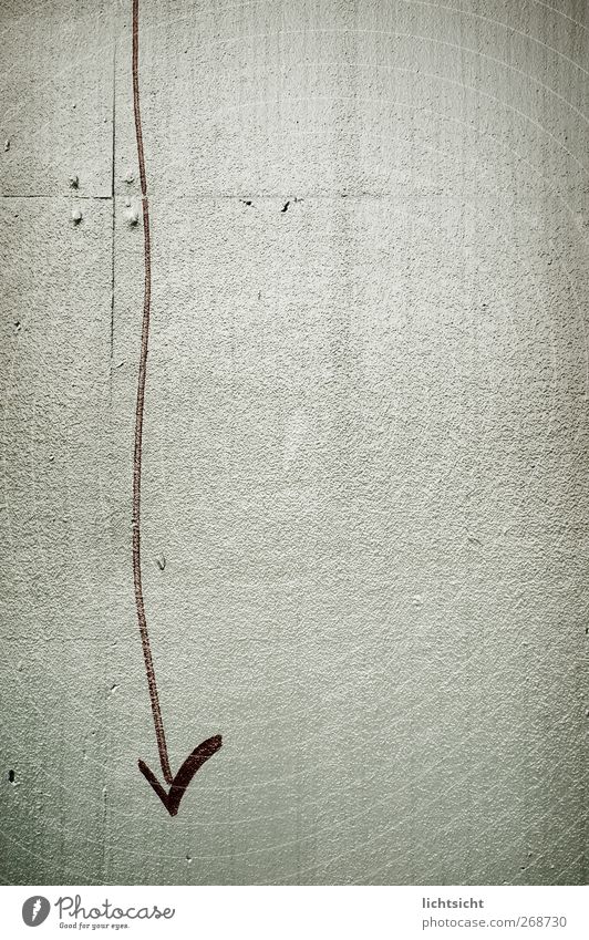 DA UNTEN !! Mauer Wand Zeichen Graffiti Linie Pfeil grau rot Schlangenlinie Riffel Nut abwärts Abwärtsentwicklung unten richtungweisend Richtung Schmiererei