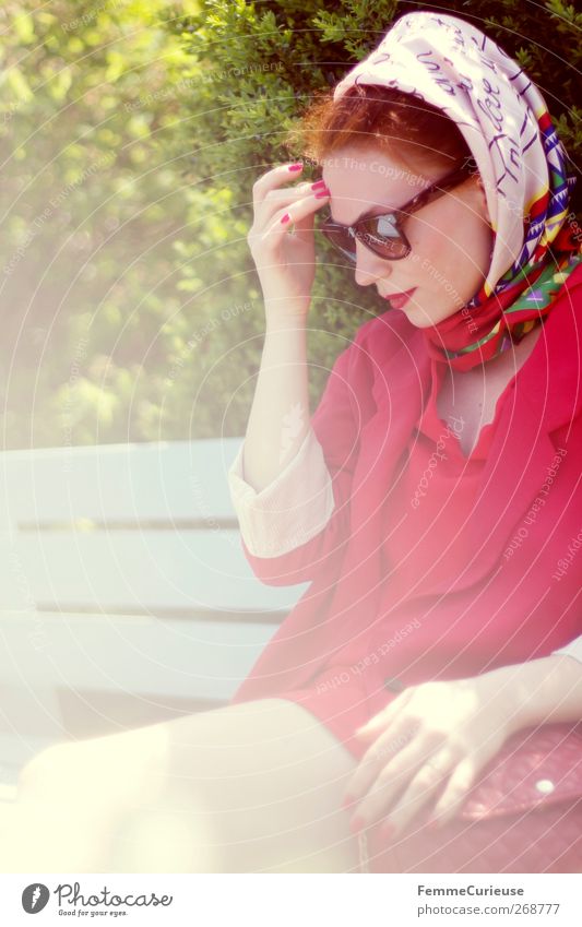 En vogue I. Junge Frau Jugendliche Erwachsene Kopf Hand 1 Mensch 18-30 Jahre Erotik Stil Mode Stadtleben Modemagazin Tuch gebunden Sonnenbrille Longblazer Jacke