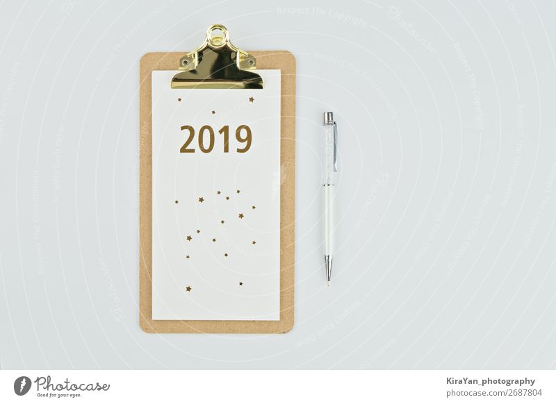Neujahrskalender 2019 mit Notizbuch und Stift auf Weiß Design Tisch Silvester u. Neujahr Erfolg Papier Schreibstift Holz weiß Beginn Inspiration Zukunft Tor