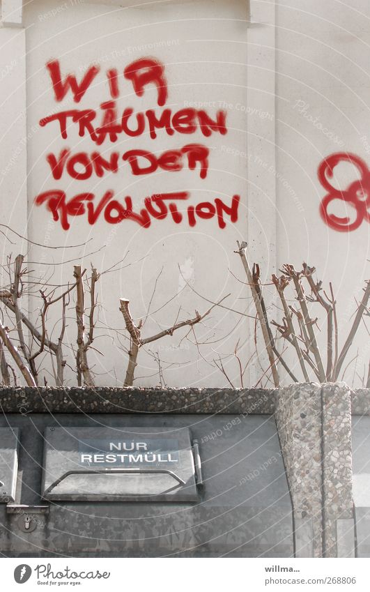 revolution und restmüll Subkultur Mauer Wand Schriftzeichen Graffiti träumen grau rot Frustration protestieren Text Wiedervereinigung Revolution Müllbehälter